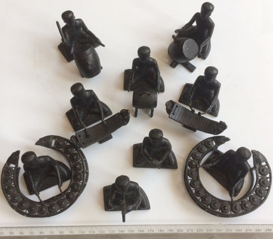 Mini statuettes of a Bali Orchestra complete with musicians in bronze, measuring 4 to 5 centimeters tall. These statuettes are perfect as gifts or offerings between people!