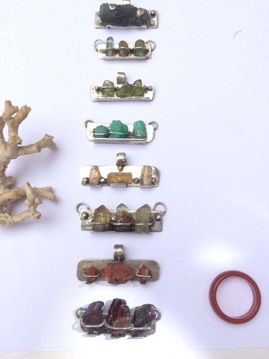 Pendentif en Argent 925 fait par G&Z, collection 'présentoirs', de 40 millimètres de largeur x 15 de hauteur x 10 d'épaisseur environ. Vendu avec cordon noir réglable ou chaînette pour les attaches horizontales !