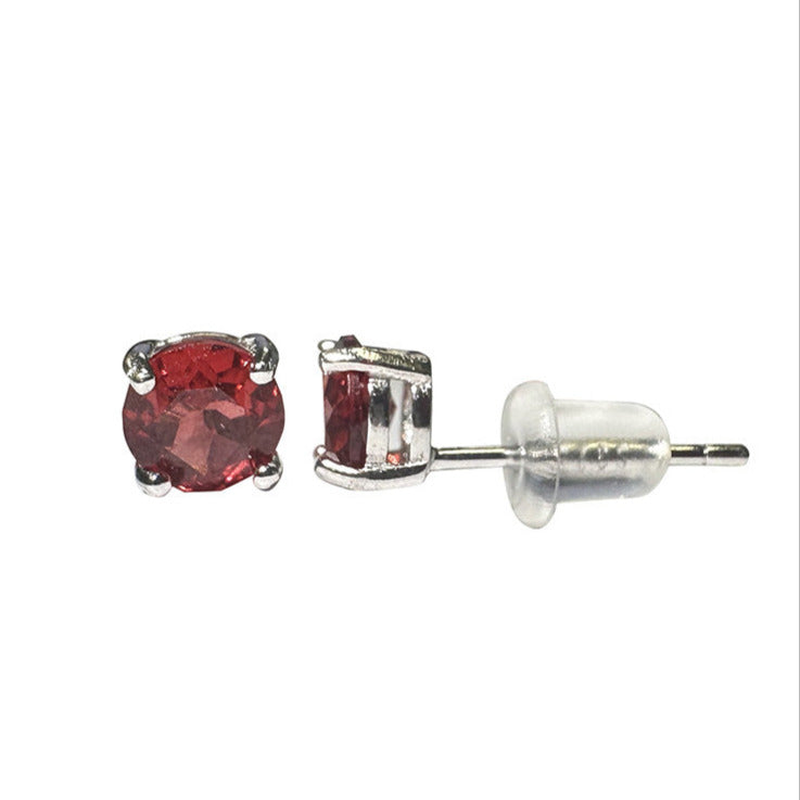 Puces/ Clous/ Boucles d'oreilles en 'grenat almandin', qualité AA à AAA. Finition Argent 0.925, aux reflets lumineux et scintillants, taillés pour capter la lumière sous tous les angles, parfait !