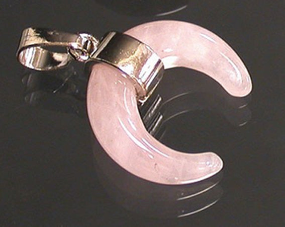 Pendentif en forme de croissant de lune ! De 30 millimètres de hauteur x 20 mm de largeur x 6 millimètres. Pierre au choix : Améthyste, Cristal de roche, Quartz rose, Oeil de tigre. Vendu avec cordon noir réglable offert !