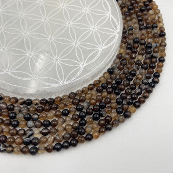 Agate naturelle, perles rondes de 6 ou 8 millimètres. Vendu en fil de perle 38/39 cm, en bracelet de 17 à 21cm, en collier de 45 ou sautoir de 60cm. Qualité AA à AAA, superbes perles, belle pureté, parfait !