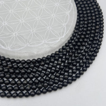 Hypersthène, perles rondes de 6 ou 8 mm. Vendu en fil de perle 38/39 cm, en bracelet de 17 à 21cm, en collier de 45 ou sautoir de 60cm. Qualité AA à AAA, superbes perles à l'effet puissant !