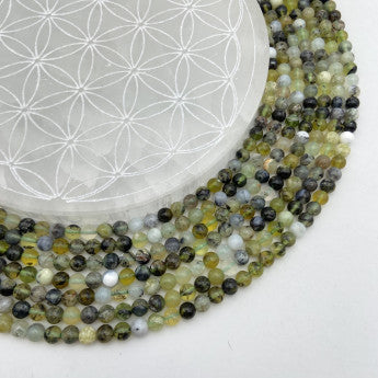 Opale Verte d'Australie, perles rondes de 6 ou 8 mm. Vendu en fil de perle 38/39 cm, en bracelet de 17 à 21cm, en collier de 45 ou sautoir de 60cm. Qualité AA à AAA, superbes perles aux reflets verts cristallins !