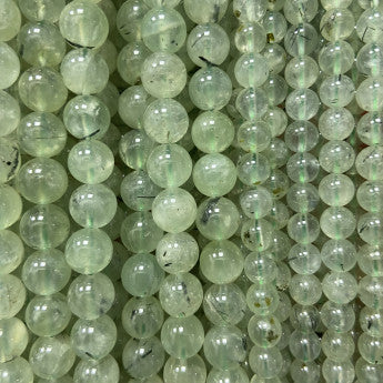 Préhnite verte avec Épidote du Mali, perles rondes de 4, 6 ou 8 mm. Vendu en fil de perle 38/39 cm, en bracelet de 17 à 21cm, en collier de 45 ou sautoir de 60cm. Qualité AA à AAA, merveilles de l'Afrique !