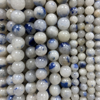 Dumortierite avec quartz, perles rondes de 6 ou 8 mm. Vendu en fil de perle 38/39 cm, en bracelet de 17 à 21cm, en collier de 45 ou sautoir de 60cm. Qualité AA à AAA !