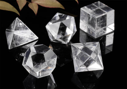Solides de Platon en cristal de roche. Ø de 1.3 à 1.7 cm - 5 à 7gr. Vendu avec ou sans coffret en bois + disque de sélénite en option !