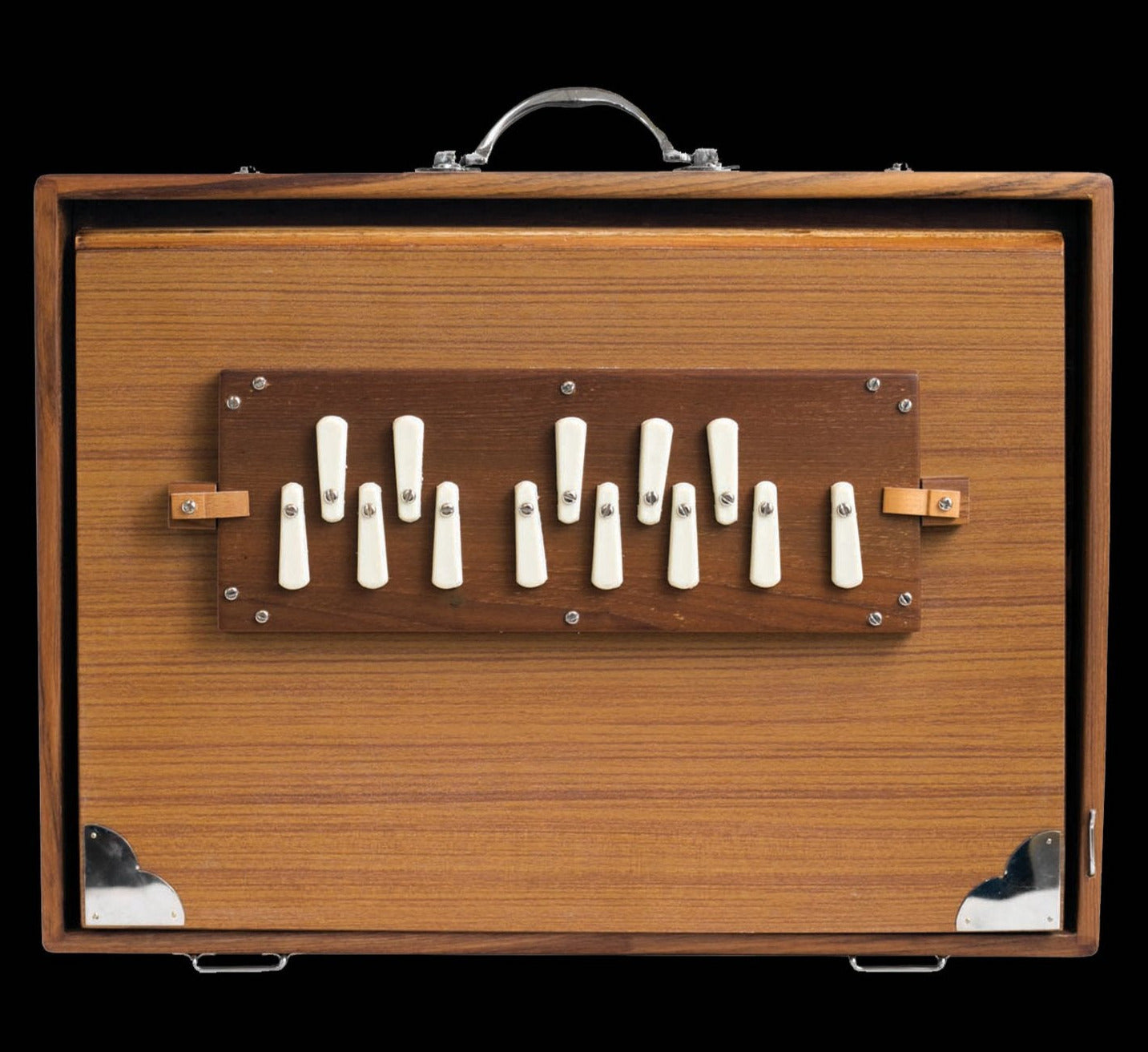 Shruti Box en 432 ou 440 hertz de chez 'Ligner', 1 rangée d'octave de Do3 à Do4 (C3 à C4), un pur instrument à tonalité fondamentale. 41 × 32 × 8,50 cm - 4,50 kg. Vendu avec sa housse !