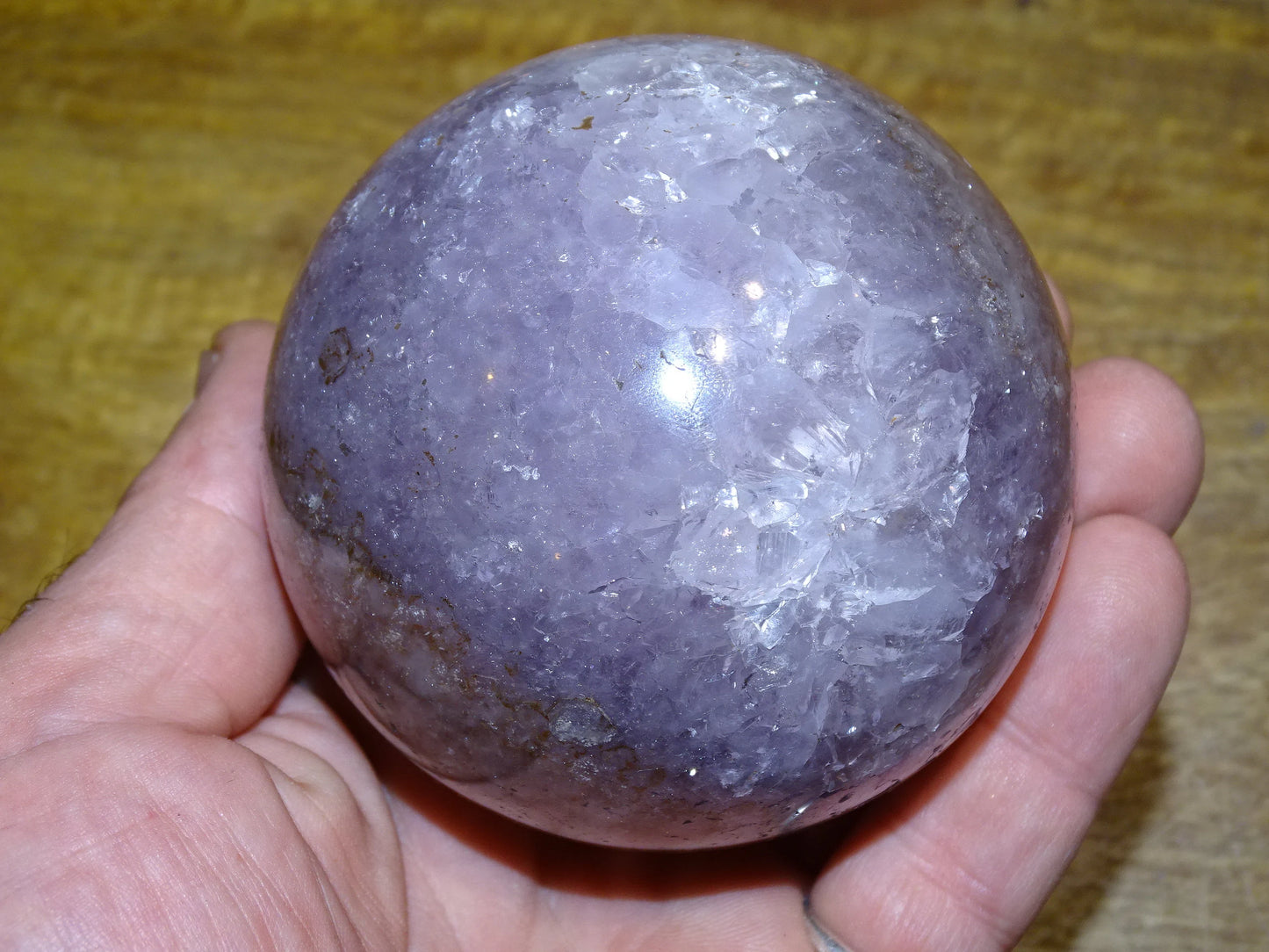Sphère ouverte en améthyste (Brésil), de 530 grammes - 60 millimètres de diamètre !
