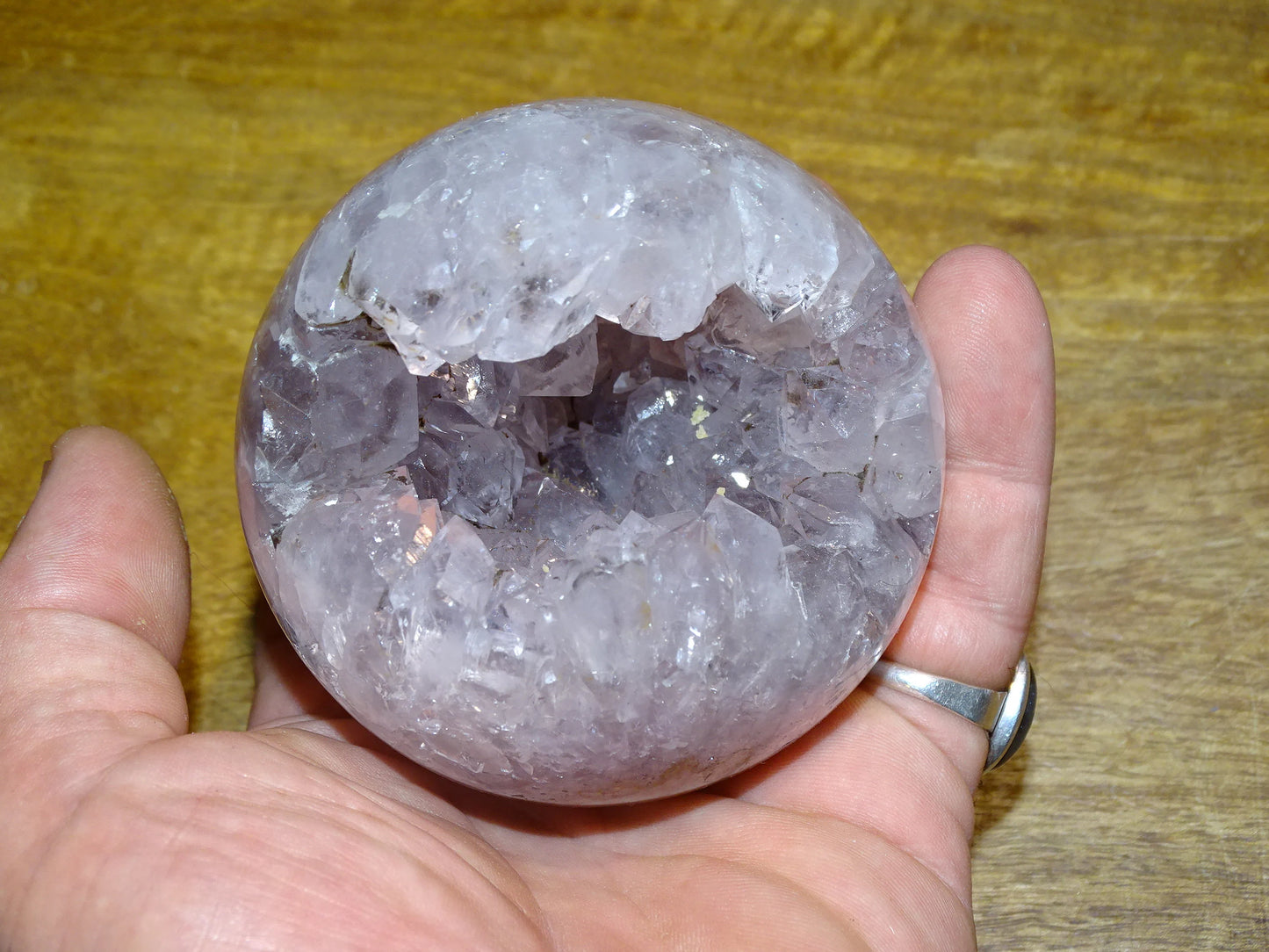 Sphère ouverte en améthyste (Brésil), de 530 grammes - 60 millimètres de diamètre !