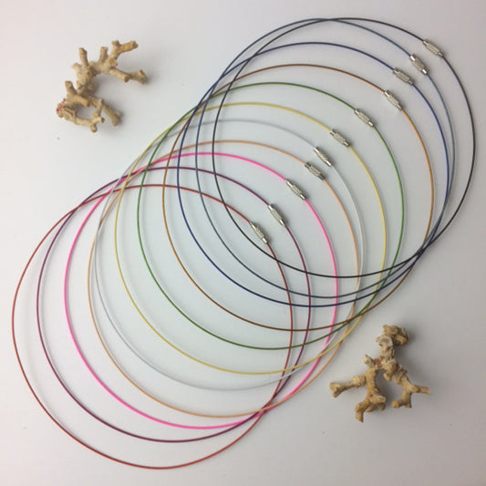 Tour de cou rigide de 1,5 mm de diamètre. 40 centimètres de longueur. Diverses couleurs au choix, bonne qualité, parfait pour assortir vos pendentifs préférés !