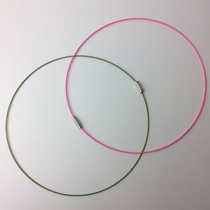 Tour de cou rigide de 1,5 mm de diamètre. 40 centimètres de longueur. Diverses couleurs au choix, bonne qualité, parfait pour assortir vos pendentifs préférés !